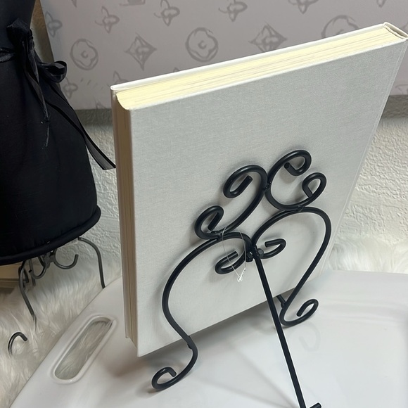 CHANEL Metropolitan Museum Of Art Book Harold Koda - Picture 3 of 13